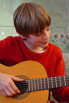 jonge student met akoestische gitaar